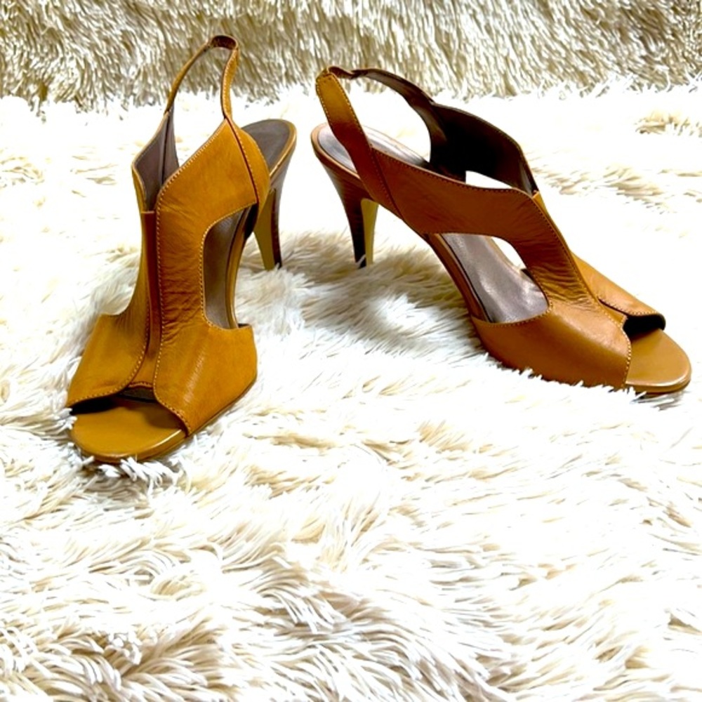 MODA Nude leather open toe w/wooden heeled sandal